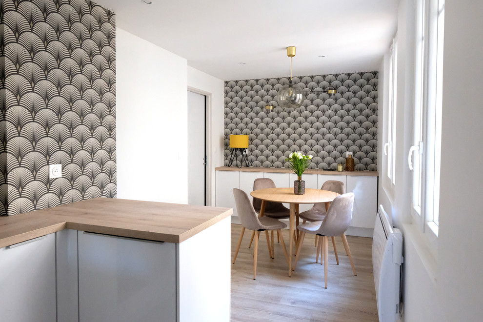 Inspiration pour une petite salle de séjour minimaliste ouverte avec un mur gris et parquet clair.