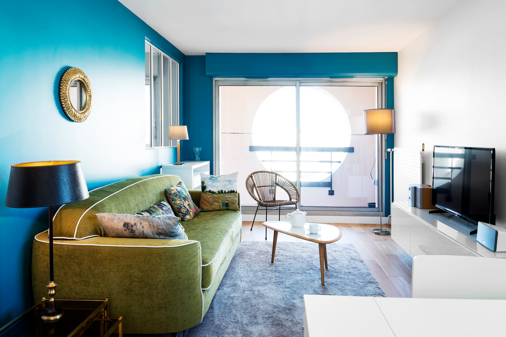 Immagine di un soggiorno scandinavo con pareti blu, parquet chiaro, TV autoportante e pavimento marrone