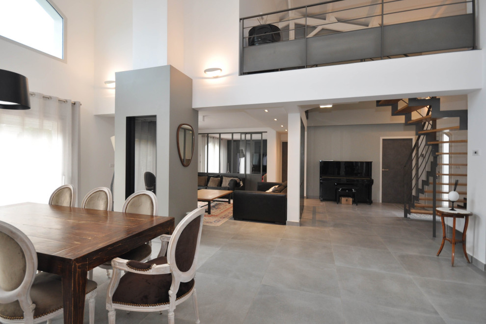 Idee per un grande soggiorno contemporaneo con camino bifacciale, pareti bianche, pavimento grigio, pavimento in cemento e soffitto ribassato