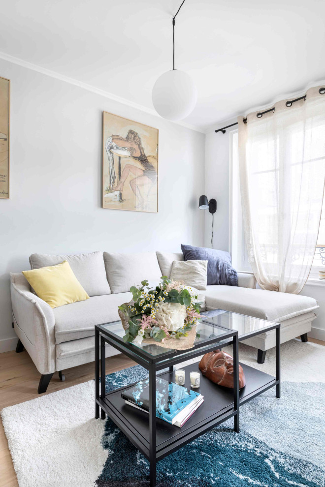 Modelo de sala de estar abierta clásica de tamaño medio sin chimenea con paredes grises, suelo de contrachapado y suelo beige