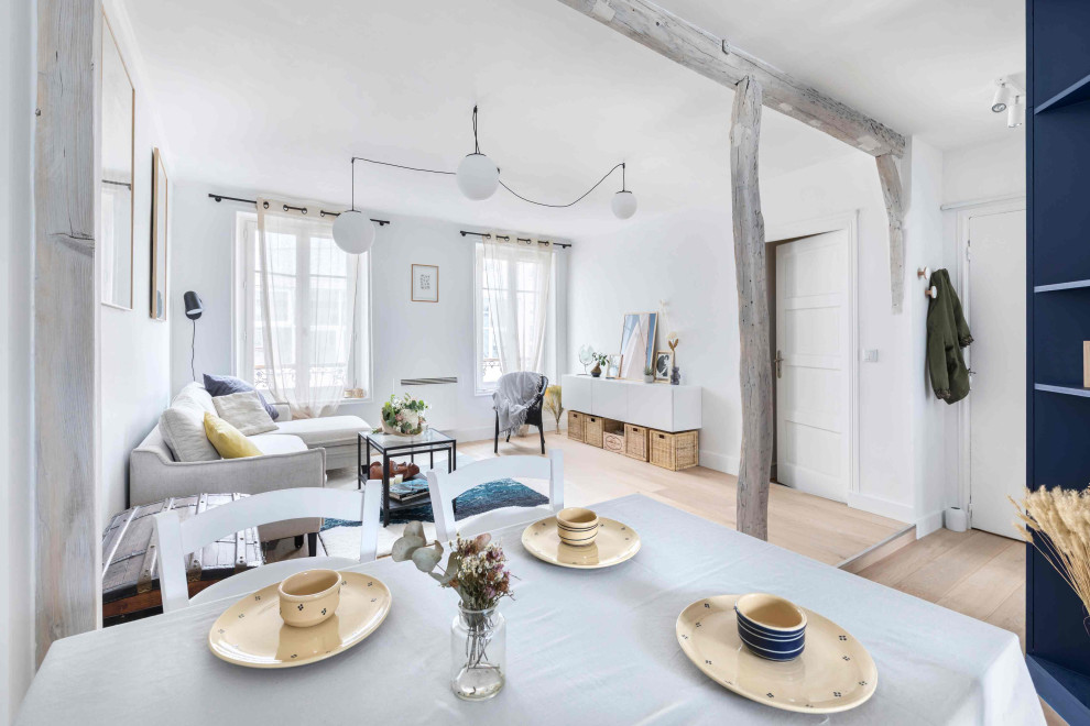 Cette photo montre une salle de séjour chic de taille moyenne et ouverte avec un mur gris, un sol en contreplaqué, aucune cheminée et un sol beige.