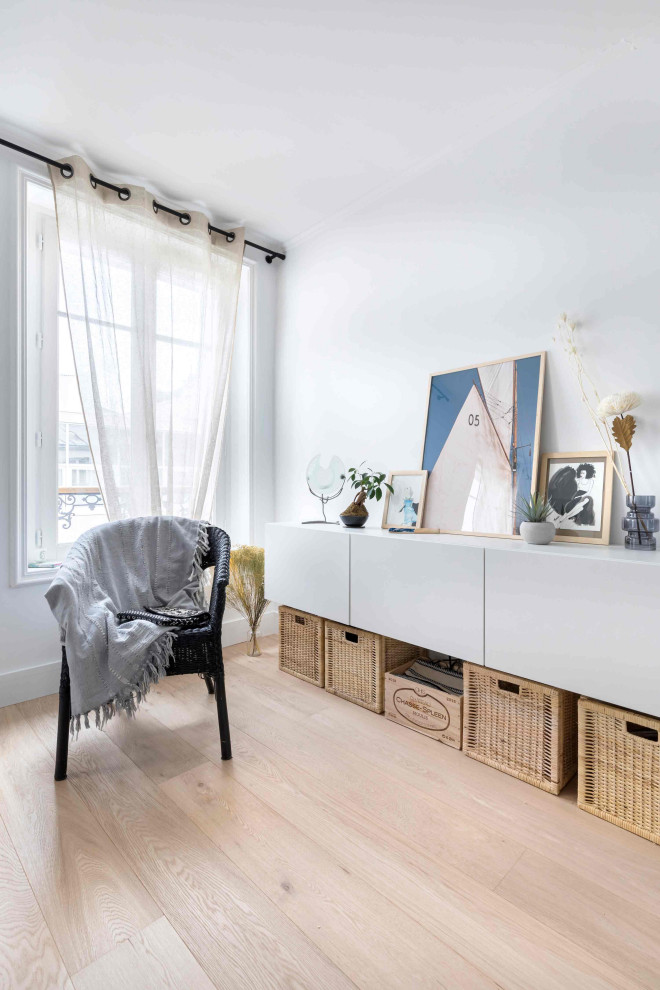 Ejemplo de sala de estar abierta tradicional de tamaño medio sin chimenea con paredes grises, suelo de contrachapado y suelo beige