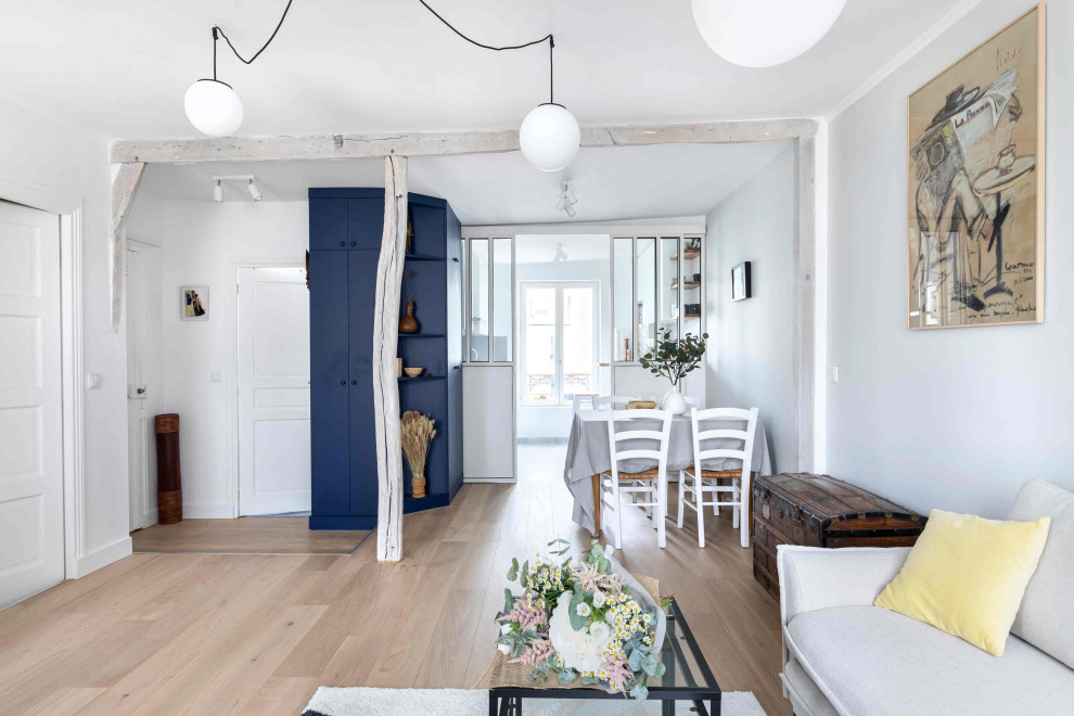 Diseño de sala de estar abierta clásica de tamaño medio sin chimenea con paredes grises, suelo de contrachapado y suelo beige