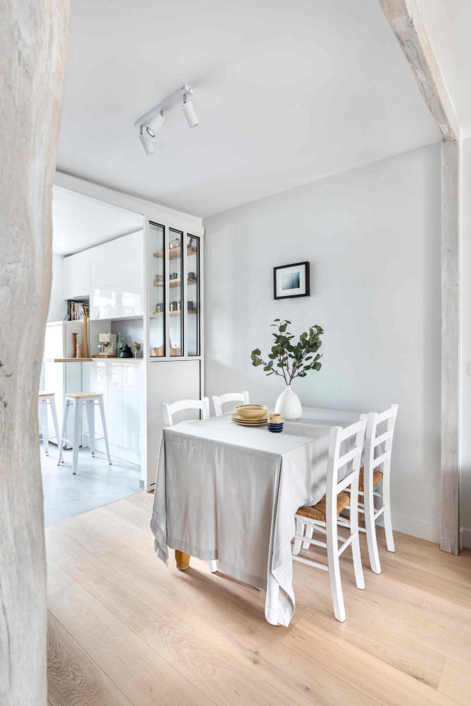 Источник вдохновения для домашнего уюта: открытая гостиная комната среднего размера в классическом стиле с серыми стенами, полом из фанеры и бежевым полом без камина