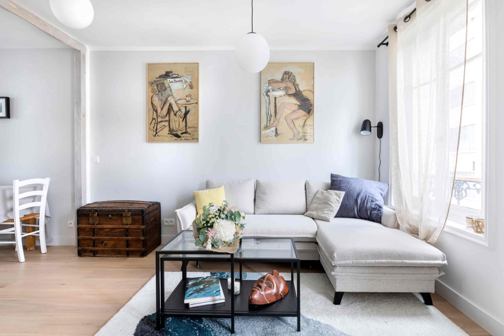 Diseño de sala de estar abierta tradicional de tamaño medio sin chimenea con paredes grises, suelo de contrachapado y suelo beige