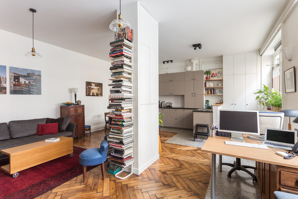 Diseño de sala de estar con biblioteca abierta urbana grande sin chimenea y televisor con paredes blancas, suelo de madera en tonos medios y suelo marrón