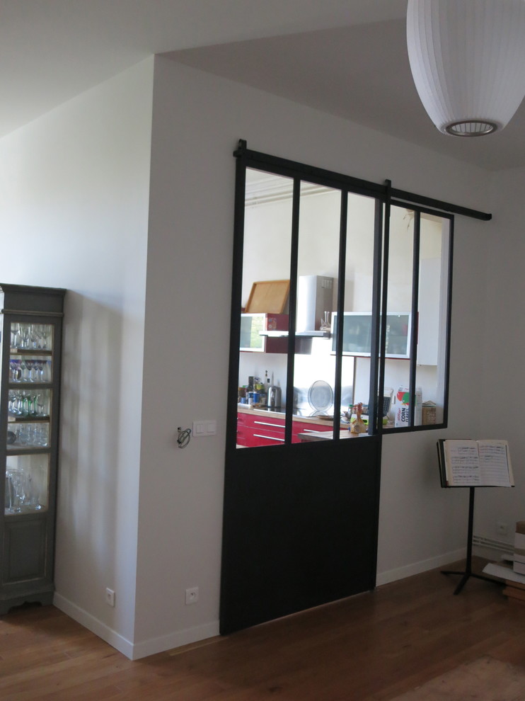 Foto de sala de estar urbana de tamaño medio con paredes blancas, suelo de madera oscura y suelo beige