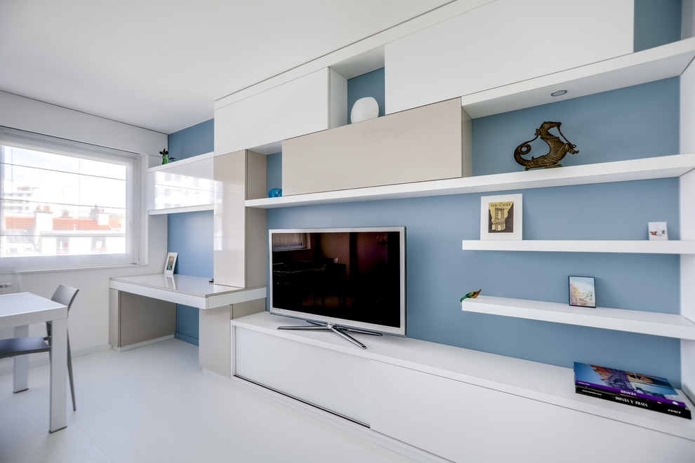 Cette photo montre une salle de séjour moderne ouverte et de taille moyenne avec un mur bleu, parquet peint, aucune cheminée, un téléviseur indépendant et un sol blanc.
