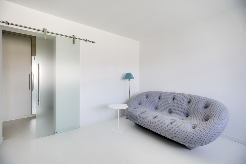 Ispirazione per un grande soggiorno minimalista aperto con pareti blu, pavimento in legno verniciato, nessun camino, TV autoportante e pavimento bianco