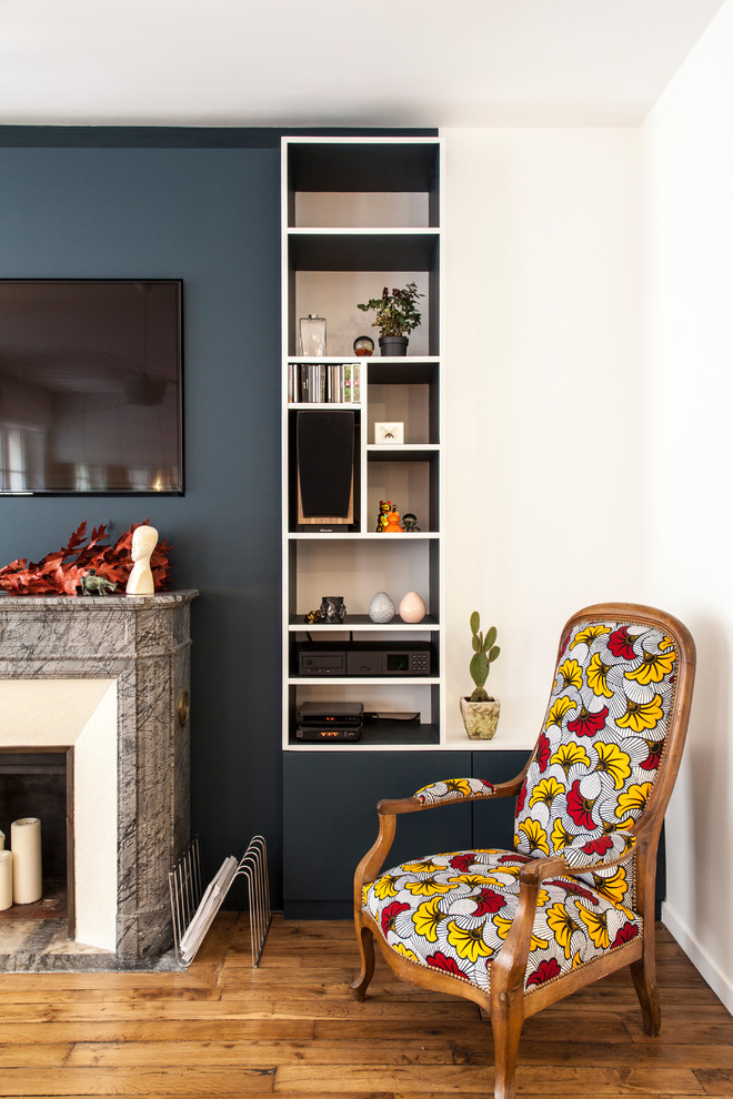 Diseño de sala de estar ecléctica con suelo de madera en tonos medios, todas las chimeneas y marco de chimenea de piedra