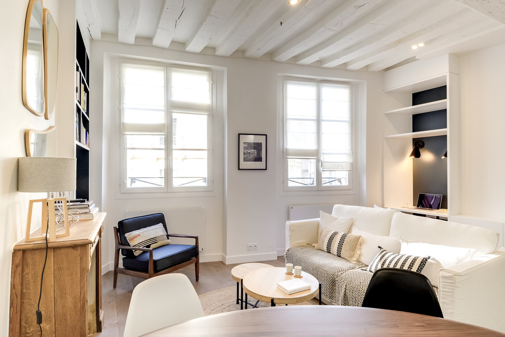 Exemple d'une salle de séjour tendance de taille moyenne et ouverte avec une bibliothèque ou un coin lecture, un mur gris, parquet foncé, une cheminée standard, un manteau de cheminée en bois, un téléviseur indépendant et un sol marron.