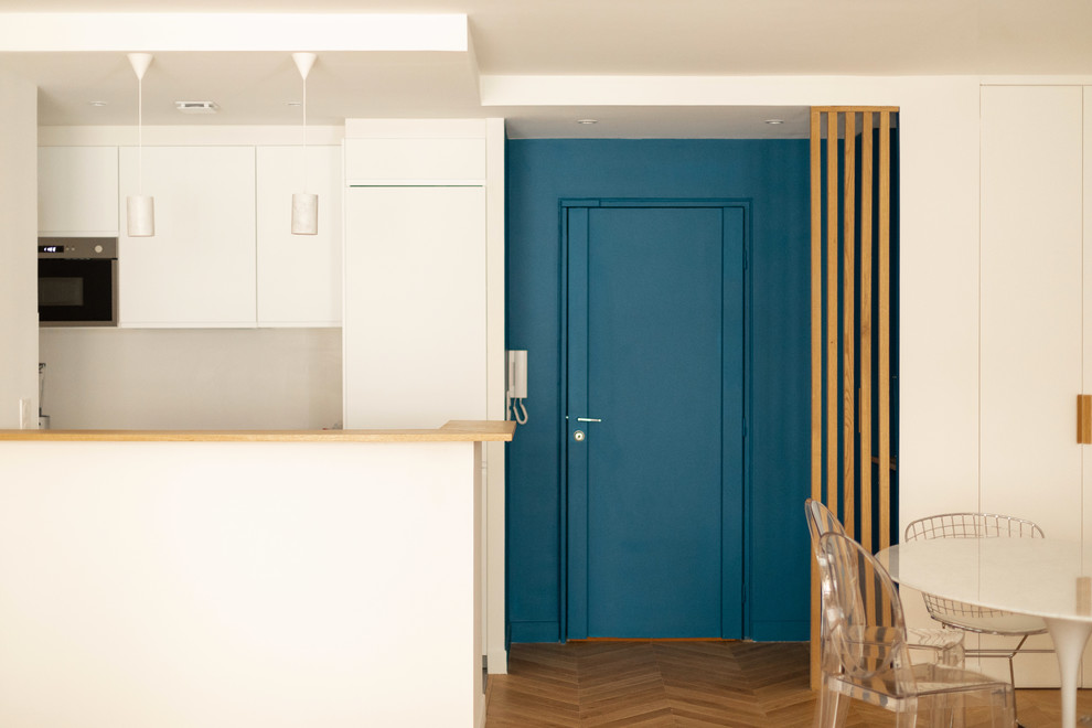 Foto di un soggiorno moderno di medie dimensioni e aperto con pareti blu, pavimento in legno massello medio, nessun camino, nessuna TV e pavimento marrone