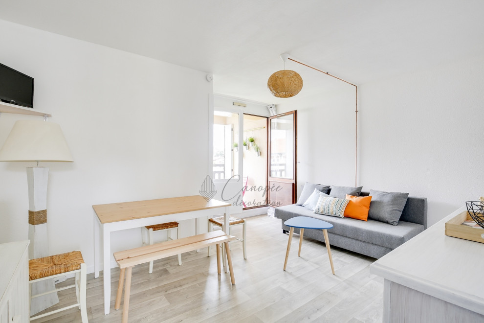 Свежая идея для дизайна: маленькая открытая гостиная комната в скандинавском стиле с белыми стенами, полом из винила, телевизором в углу и серым полом без камина для на участке и в саду - отличное фото интерьера