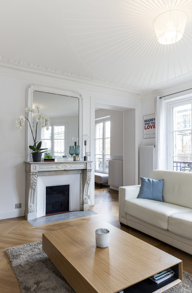 Aménagement d'un grand salon contemporain ouvert avec un mur blanc, parquet clair, une cheminée standard, un manteau de cheminée en pierre et un sol marron.