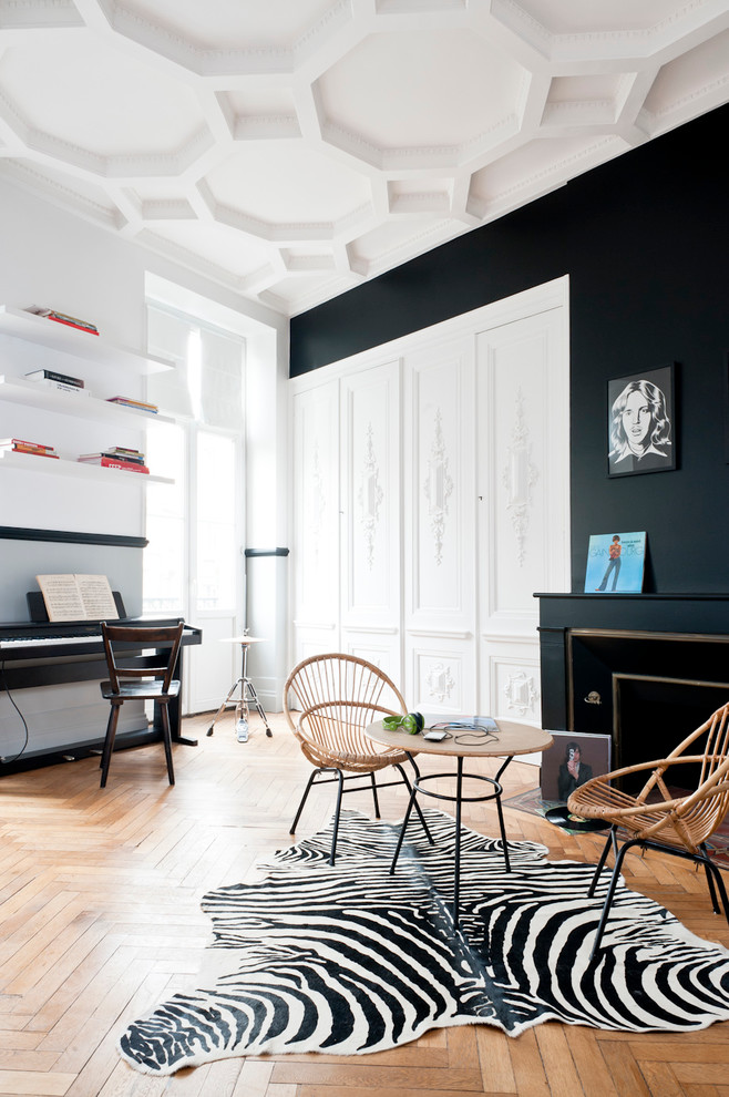 Esempio di un grande soggiorno contemporaneo con pareti nere, pavimento in legno massello medio, sala della musica, camino classico e nessuna TV
