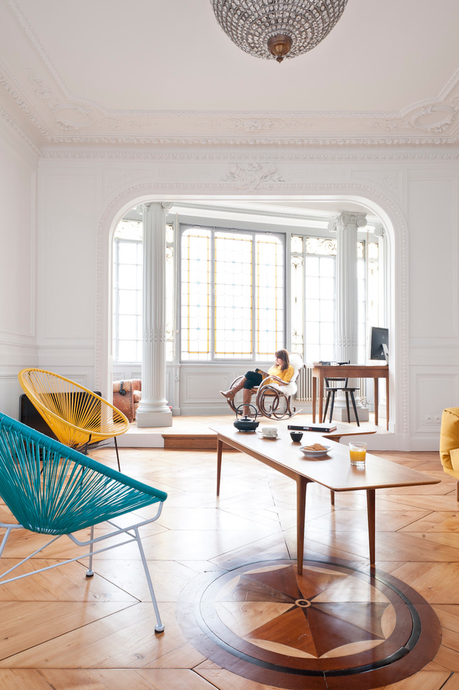 Modelo de sala de estar abierta contemporánea grande con paredes blancas y suelo de madera en tonos medios