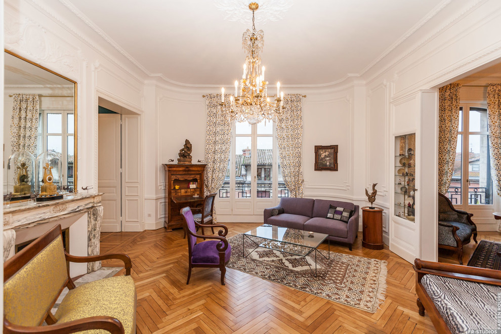 Großes, Fernseherloses, Offenes Klassisches Wohnzimmer mit weißer Wandfarbe, hellem Holzboden, Kamin und Kaminumrandung aus Holz in Toulouse