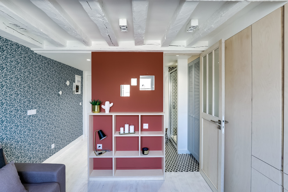 Idée de décoration pour une petite salle de séjour design ouverte avec un mur bleu, parquet peint, aucune cheminée et un sol blanc.