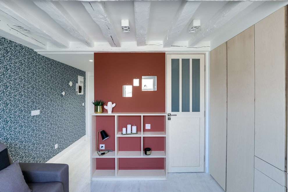 Cette image montre une petite salle de séjour design ouverte avec un mur bleu, parquet peint, aucune cheminée et un sol blanc.