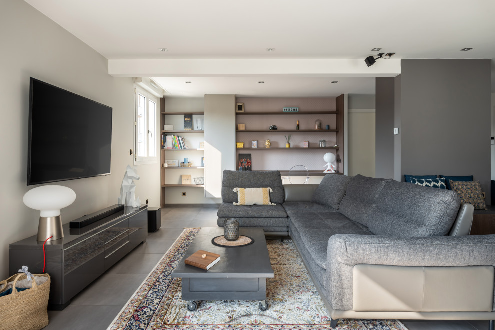 Inspiration for a mid-sized scandinavian open concept gray floor family room remodel in Saint-Etienne with gray walls and no fireplace