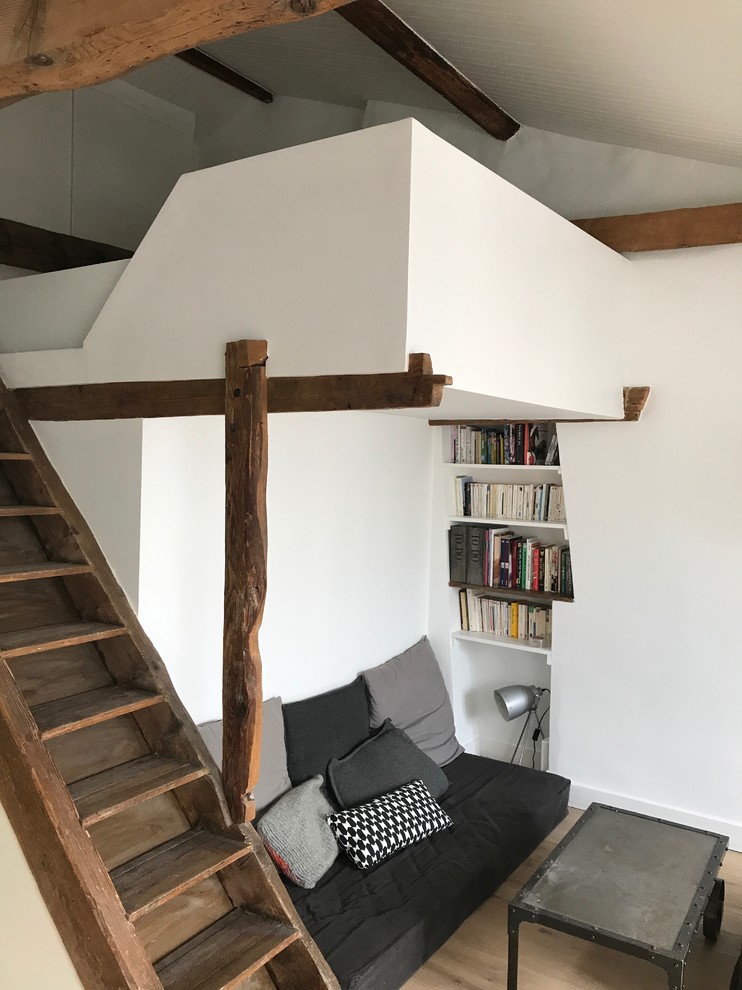 Modernes Wohnzimmer im Loft-Stil mit weißer Wandfarbe und hellem Holzboden in Paris