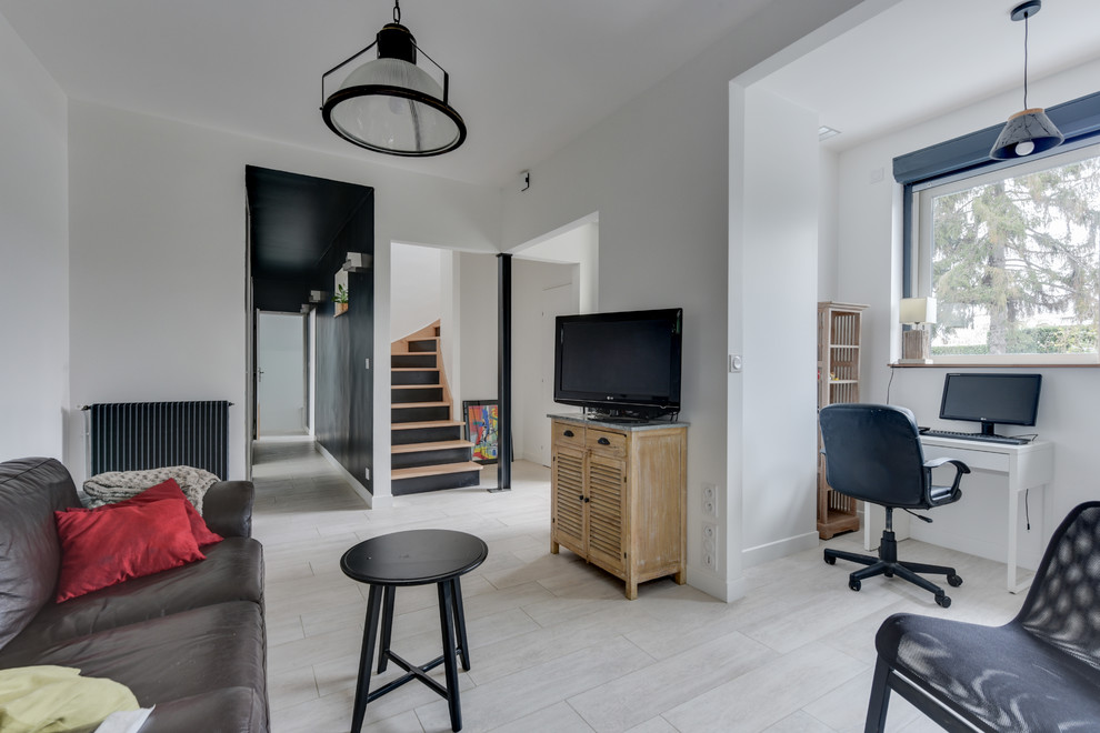 Immagine di un soggiorno minimal di medie dimensioni con pareti bianche, pavimento con piastrelle in ceramica e pavimento grigio