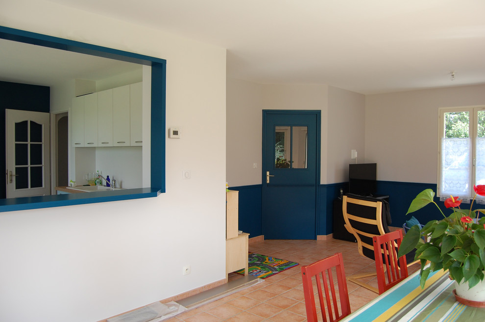 Idées déco pour une salle de séjour campagne de taille moyenne et ouverte avec tomettes au sol, un sol orange, un bar de salon, un mur bleu et aucune cheminée.