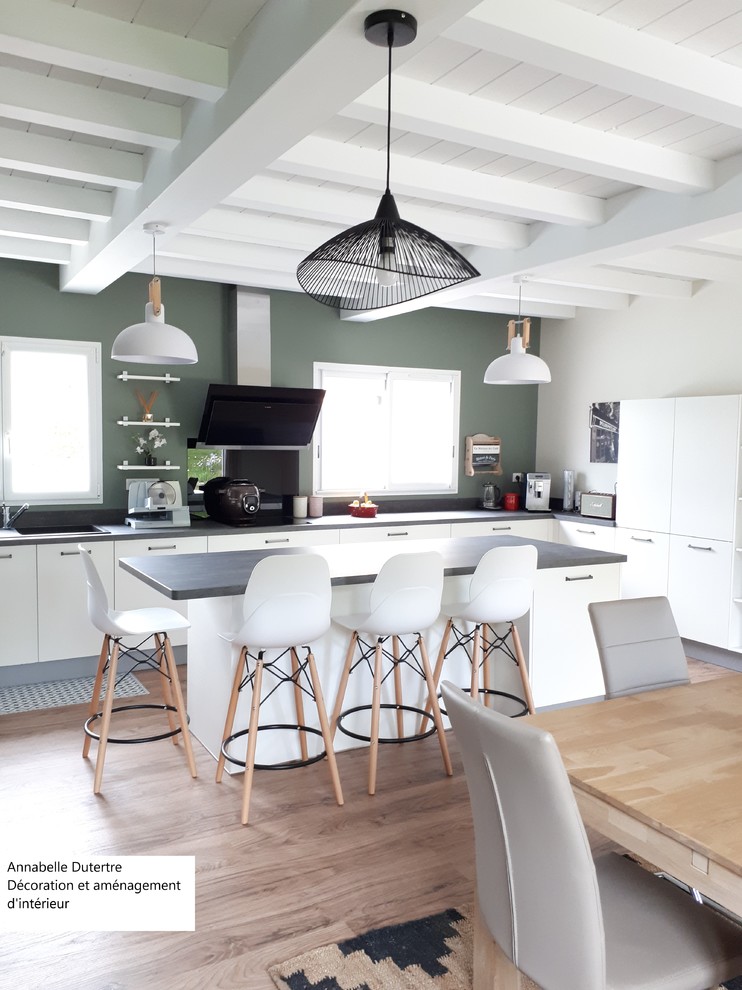 Großes, Offenes Modernes Wohnzimmer ohne Kamin mit grüner Wandfarbe, Linoleum und beigem Boden in Sonstige