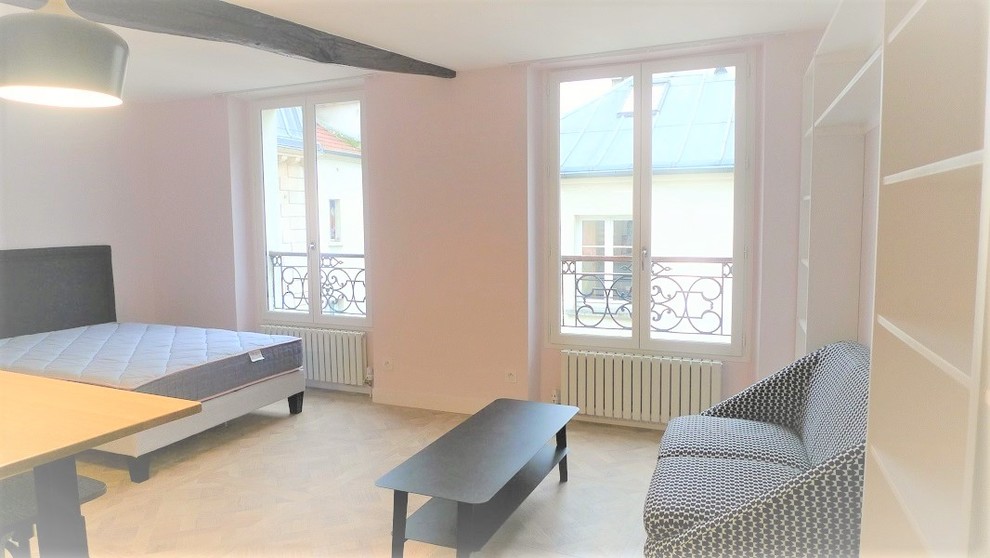 Cette photo montre une salle de séjour chic de taille moyenne et ouverte avec un mur beige, aucune cheminée, aucun téléviseur et un sol beige.