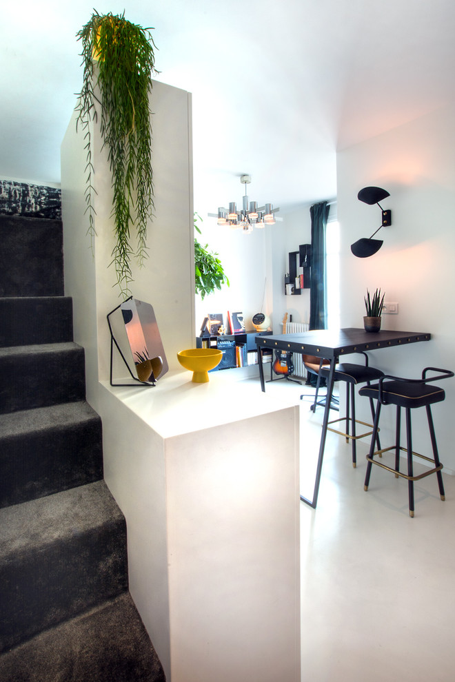Idee per un piccolo soggiorno minimal stile loft con pareti bianche, pavimento in cemento e pavimento bianco