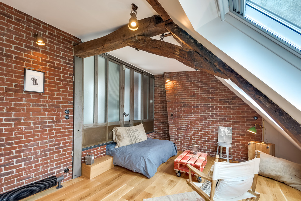 Exemple d'une salle de séjour industrielle de taille moyenne et ouverte avec un mur blanc, parquet clair, aucune cheminée, aucun téléviseur, un bar de salon et un sol beige.