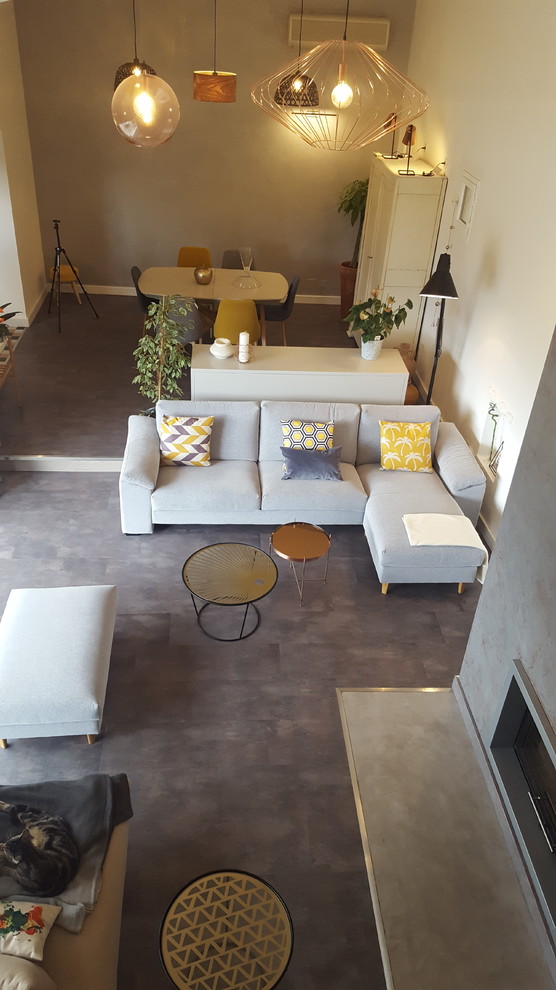 Foto de sala de estar abierta contemporánea de tamaño medio sin televisor con paredes blancas y suelo gris