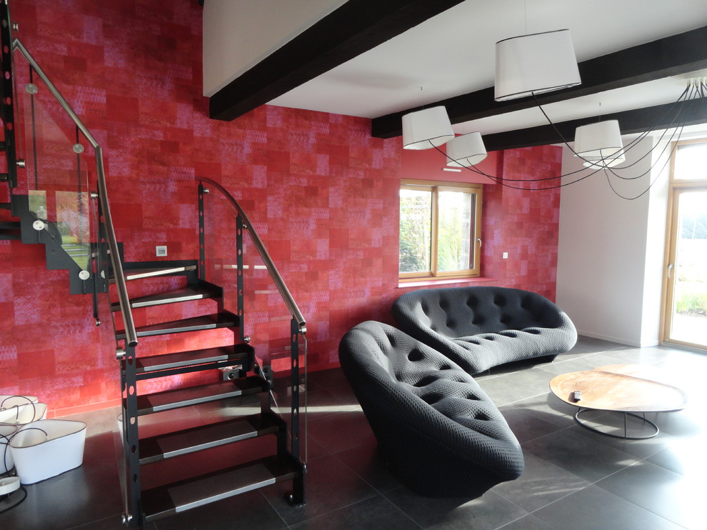 Großes, Offenes Modernes Wohnzimmer ohne Kamin mit roter Wandfarbe, Keramikboden und freistehendem TV in Rennes