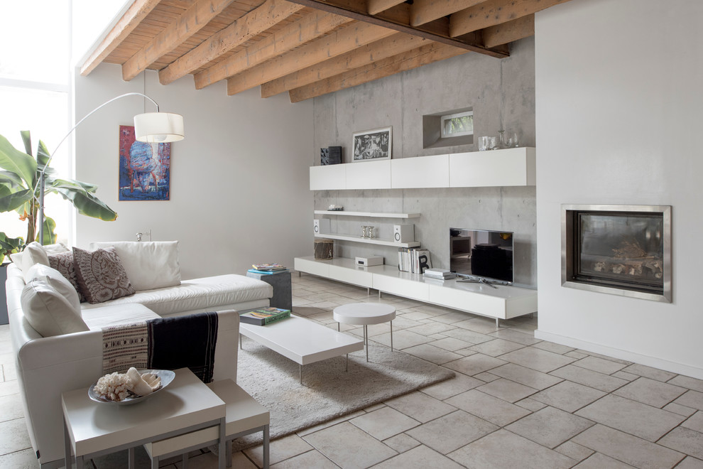 Esempio di un soggiorno contemporaneo di medie dimensioni con pareti grigie, pavimento con piastrelle in ceramica, camino classico, TV autoportante e tappeto