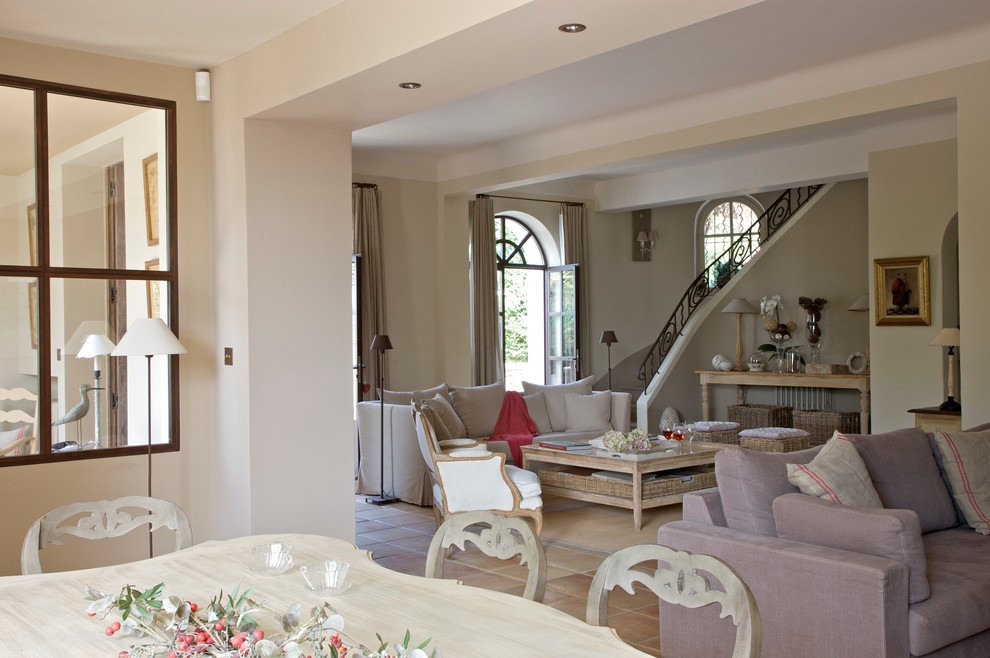 Imagen de sala de estar clásica renovada con paredes blancas, suelo de baldosas de cerámica y suelo beige
