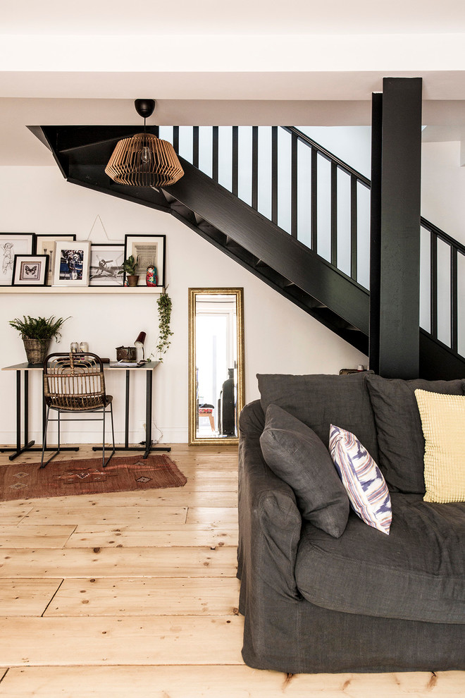 Großes, Offenes Modernes Wohnzimmer mit weißer Wandfarbe und hellem Holzboden in Paris