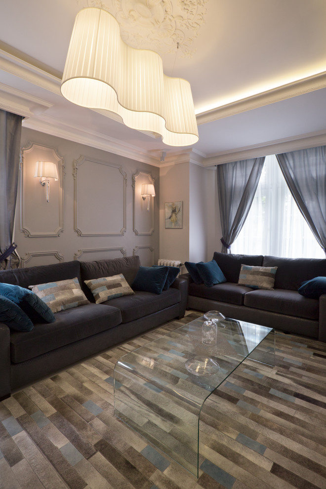 Mittelgroßes, Fernseherloses, Offenes Klassisches Wohnzimmer mit beiger Wandfarbe und braunem Holzboden in Paris