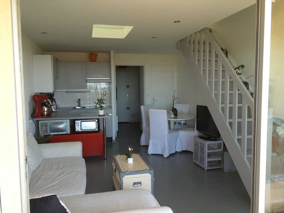 Cette image montre une petite salle de séjour style shabby chic fermée avec un mur blanc, aucune cheminée et un téléviseur indépendant.