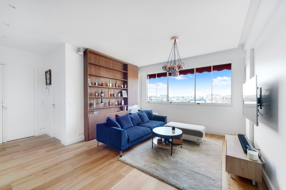 Idee per un soggiorno scandinavo di medie dimensioni con angolo bar, pareti bianche e pavimento in legno massello medio