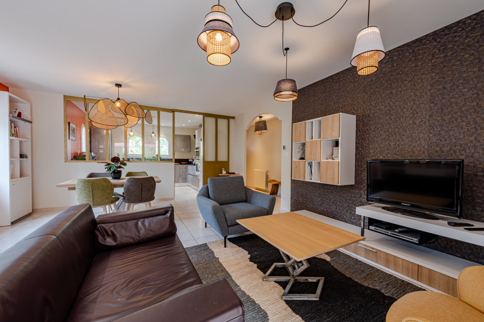 Idée de décoration pour une grande salle de séjour design fermée avec un mur beige, un sol en carrelage de céramique, aucune cheminée, un téléviseur indépendant, un sol beige et du papier peint.