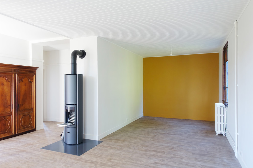 Modelo de sala de estar actual con paredes amarillas, suelo de madera clara y suelo beige