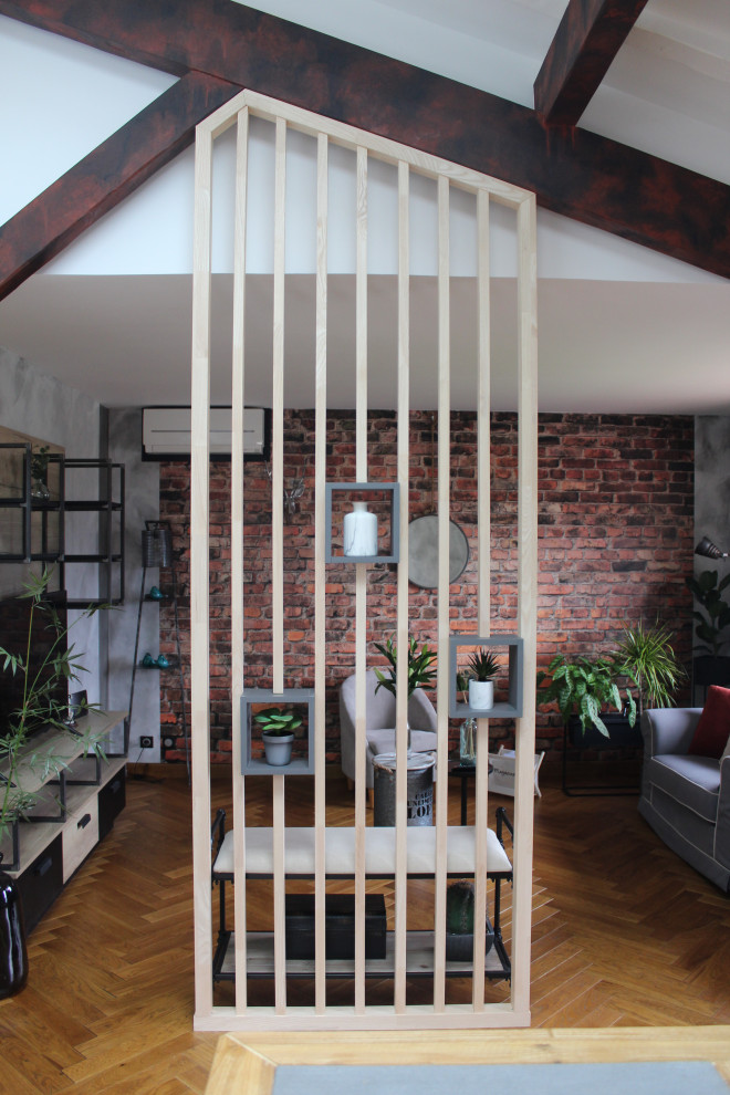 Idee per un piccolo soggiorno industriale aperto con pareti grigie, pavimento in legno massello medio e pavimento marrone
