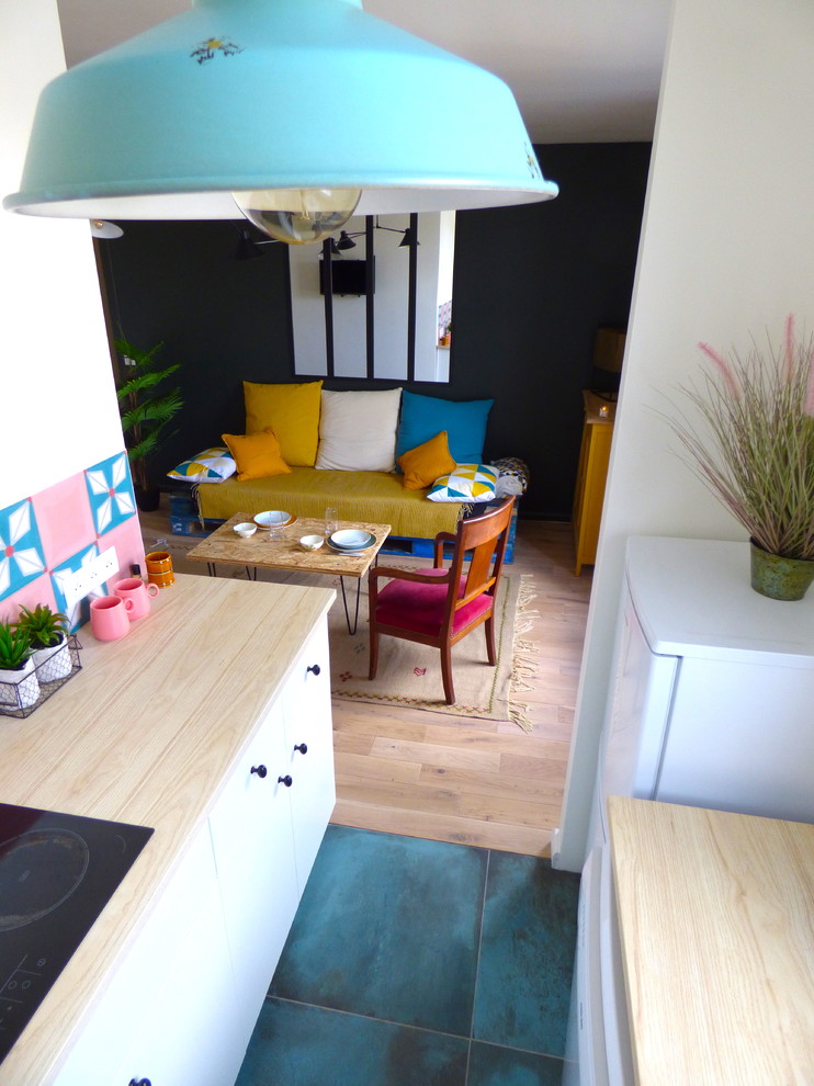 Immagine di un soggiorno eclettico di medie dimensioni e aperto con pareti verdi, parquet chiaro e pavimento marrone