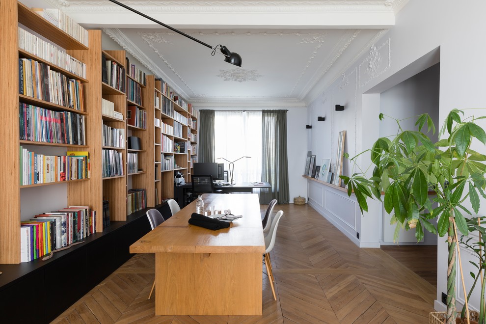 Imagen de sala de estar abierta actual grande con paredes blancas, suelo de madera clara y suelo beige