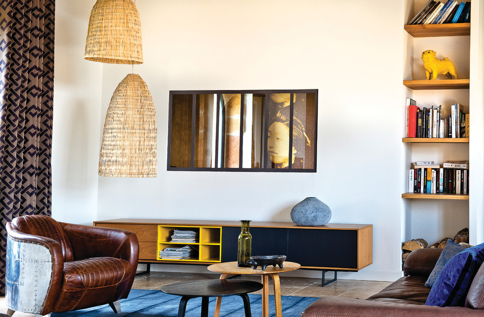 Стильный дизайн: открытая гостиная комната среднего размера в стиле фьюжн с с книжными шкафами и полками и белыми стенами без камина, телевизора - последний тренд