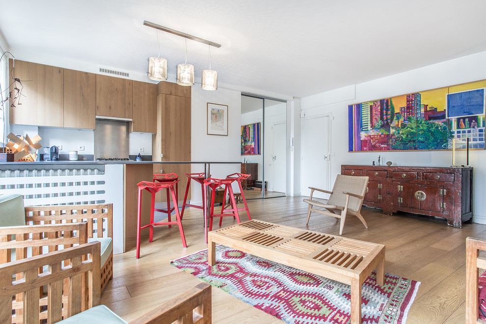 Großes, Offenes Modernes Wohnzimmer mit Hausbar, grauer Wandfarbe, Sperrholzboden und braunem Boden in Paris