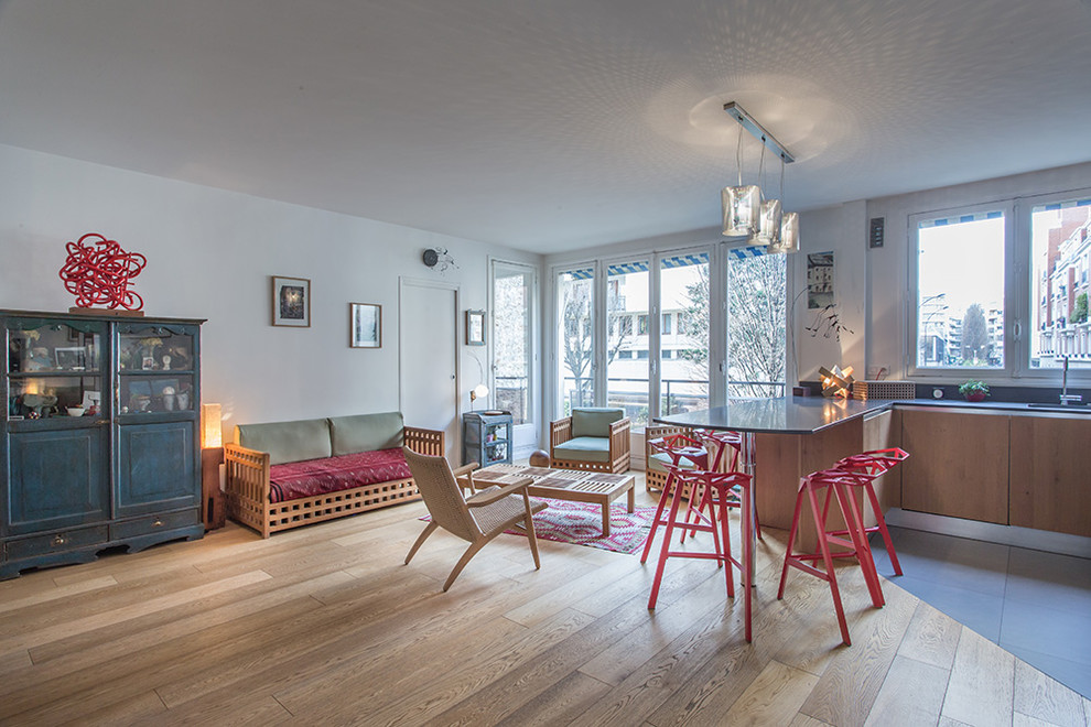 Foto di un grande soggiorno contemporaneo aperto con angolo bar, pareti grigie, pavimento in compensato e pavimento marrone