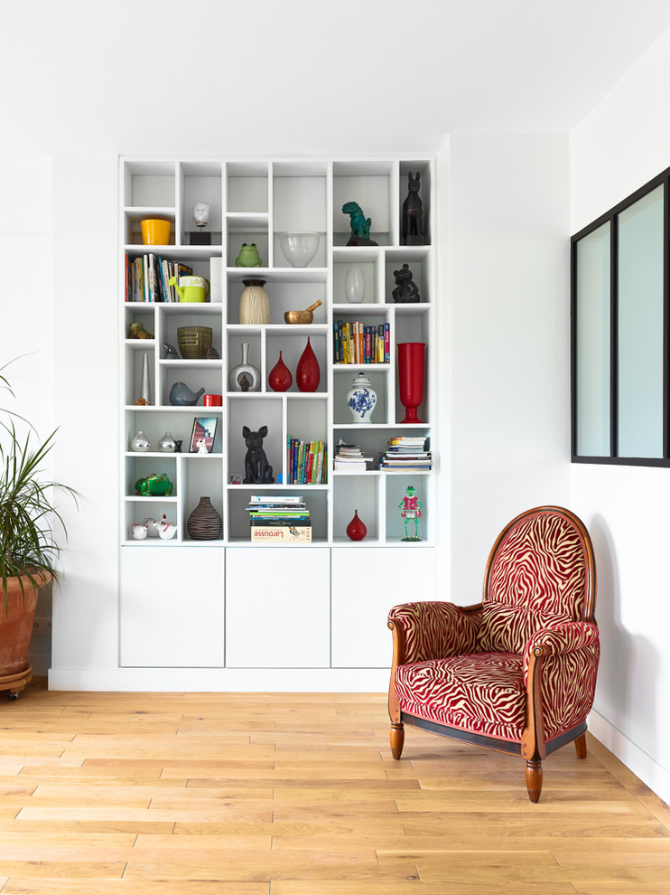 Modelo de sala de estar con biblioteca cerrada minimalista grande sin chimenea con paredes blancas y suelo marrón