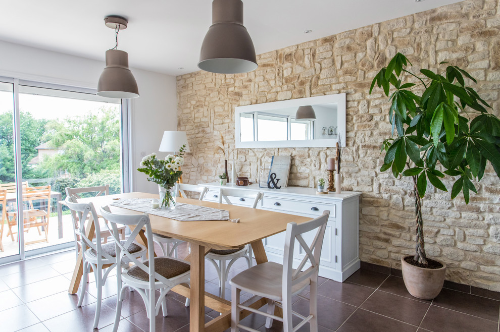 Großes, Offenes Country Wohnzimmer mit Keramikboden, braunem Boden und weißer Wandfarbe in Lyon