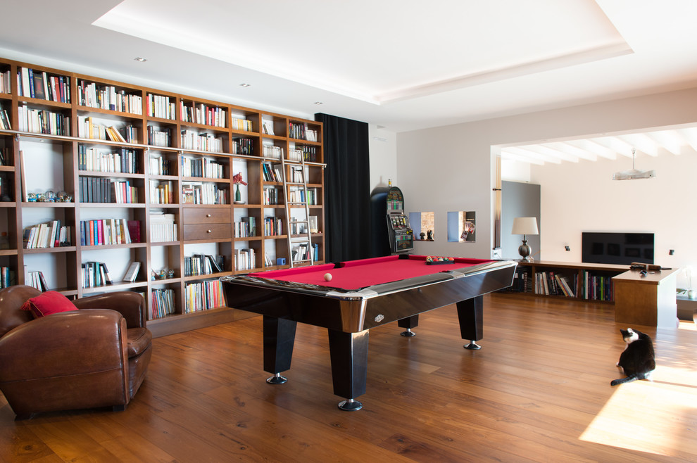 Inspiration for a large midcentury open plan games room in Lyon with white walls and light hardwood flooring.